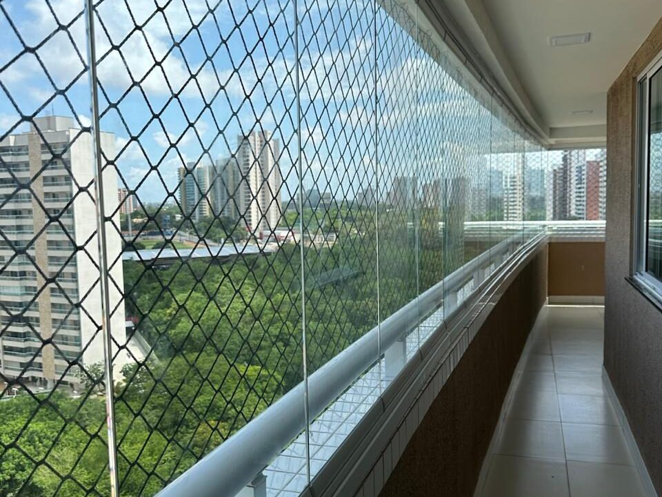 cortina de vidro temperado instalada em sacada de apartamento no bairro Meireles em Fortaleza CE pela vidraçaria Cia do Vidro Fortaleza